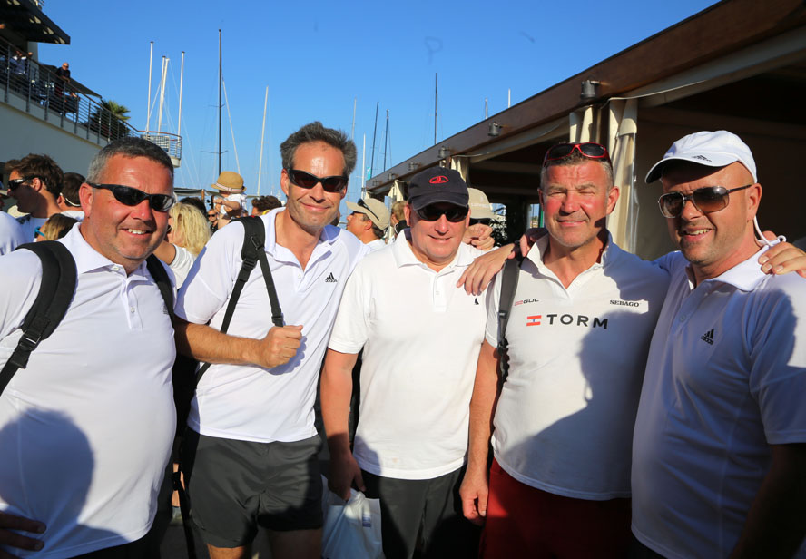 Til højre står Henrik Jansen, der tidligere har sejlet Farr 40 blandt andet. Her ses de i Porto Cervo før start. Foto: Troels Lykke