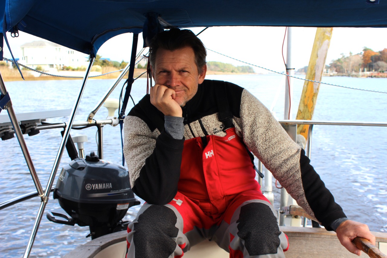 Henrik keder sig lidt med al den motorsejlads på den 30 fods svenske båd, hvor der er en del tekniske udfordringer. Foto: Signe Storr