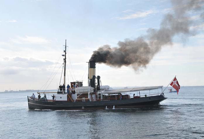 Synet af røgsøjlen fra en ægte damper kan opleves rundt om Fyn og i en række fynske havne i næste måned, når den 104-årige s/s "Bjørn" fyrer op under kedlen.
