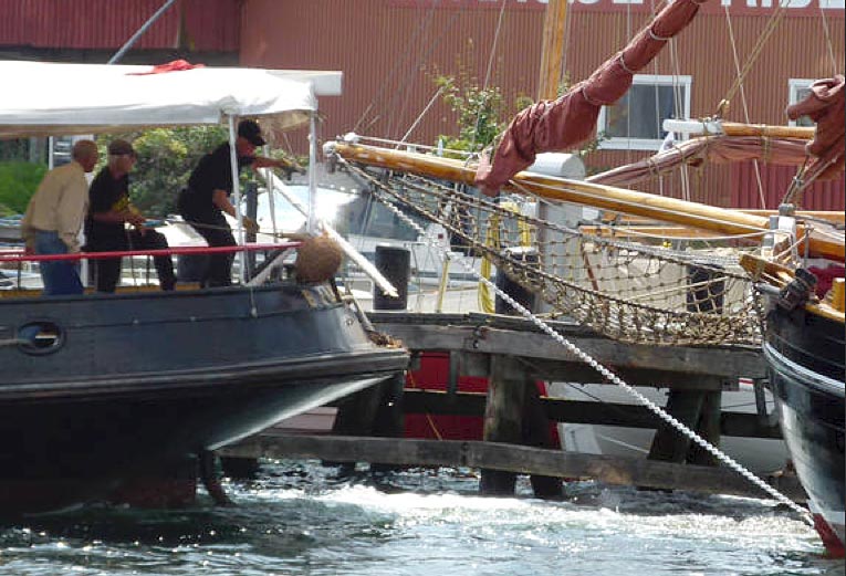 Kollisionen gav skader på tre både og broen ved Maritimt Center i Svendborg. Foto: Søren Stidsholt Nielsen/fyens.dk