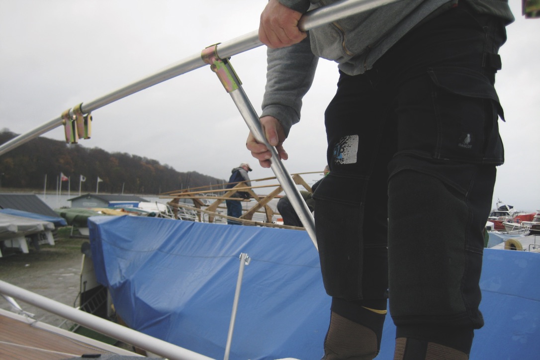 Stativet fra Palby Marine monteres let, mens en presenning fra awn24 kan gemme båden væk i vinter. Foto: Palby Marine