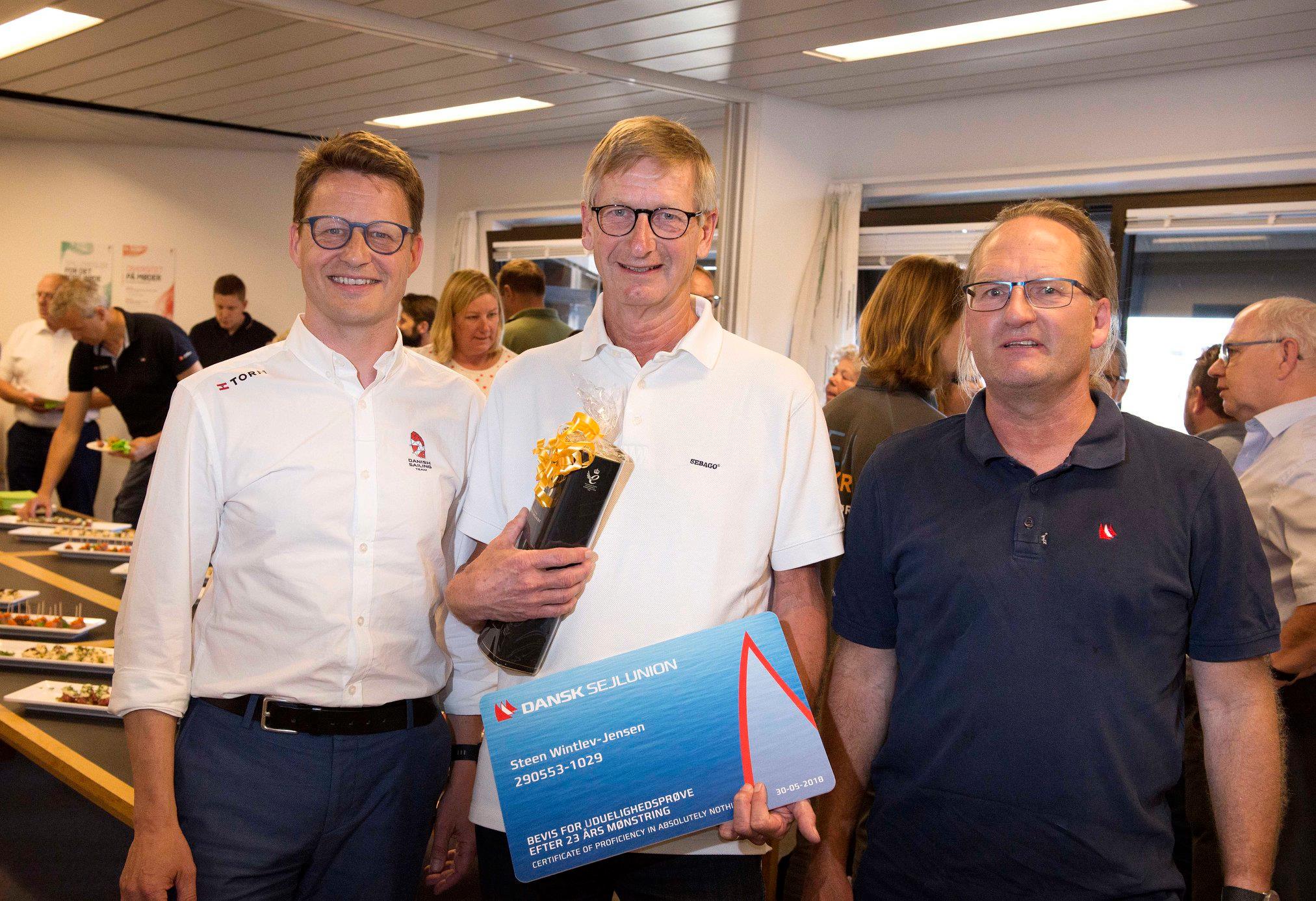 Steen Wintlev i midten - med bestyrelsesmedlem i Dansk Sejlunion, Christian Sparre Hangel, til højre og generalsekretær Mads Kolte-Olsen til venstre.