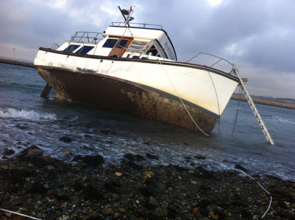 Motorbåd ligger på revet ved indsejlingen til Øer Havn. Foto: Dorthe Lemming