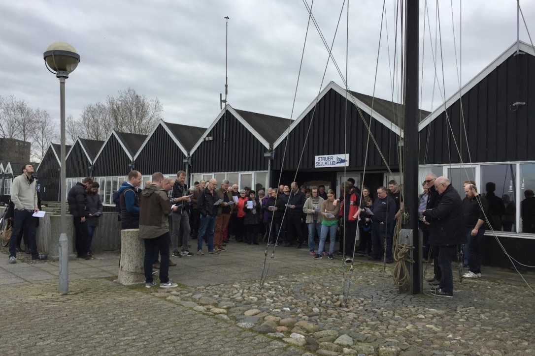 Medlemmer af Struer Sejlklub mødte forventningsfulde op til årets standerhejsning. Foto: Struer Sejlklub