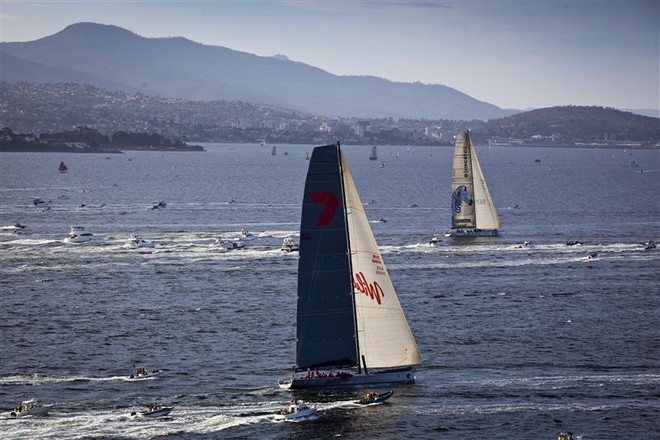 Båden der kom først i mål i årets Rolex Sydney - Hobart efter tæt, tæt finale før Hobart. Foto: Rolex