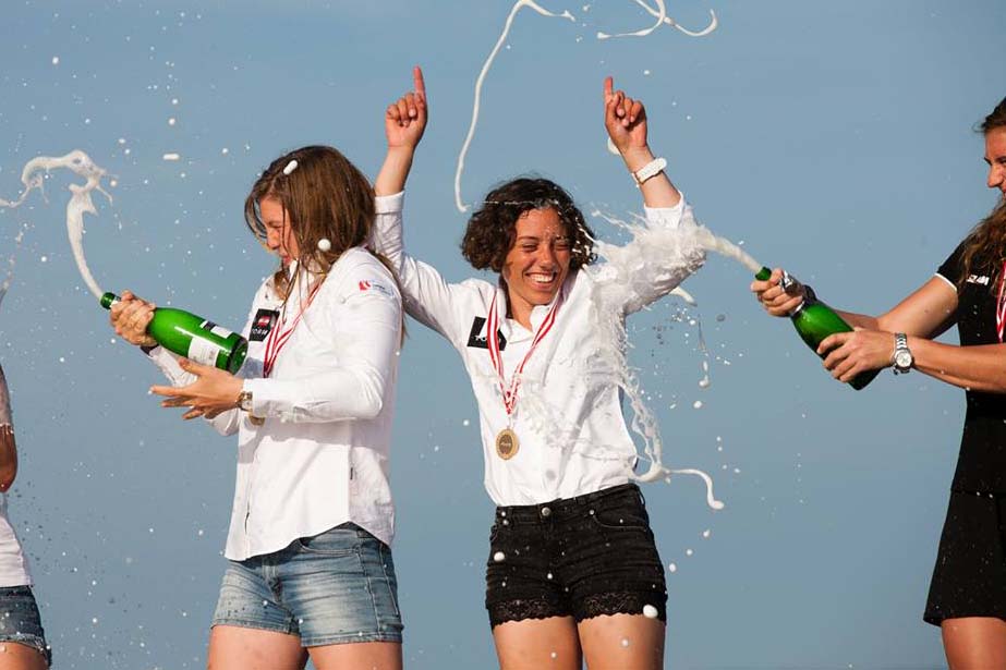Ida Marie Baad og Marie Thusgaard Olsen blev fejret da de fik guld. Næste mål er EM i Marseille i september. Foto: Mick Anderson/Sailingpix