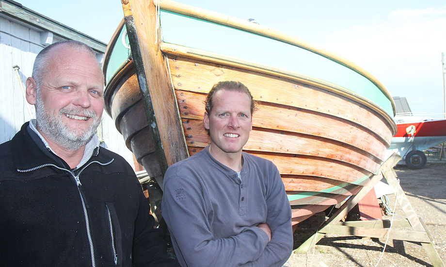 To bådebygger-chefer: Dirch Petersen, tv., er 3. generation på Dragør Baadeværft, mens Morten Nielsen blev medejer i 2004. De to stod begge i lære på bådværftet midt i 80erne. PR-foto