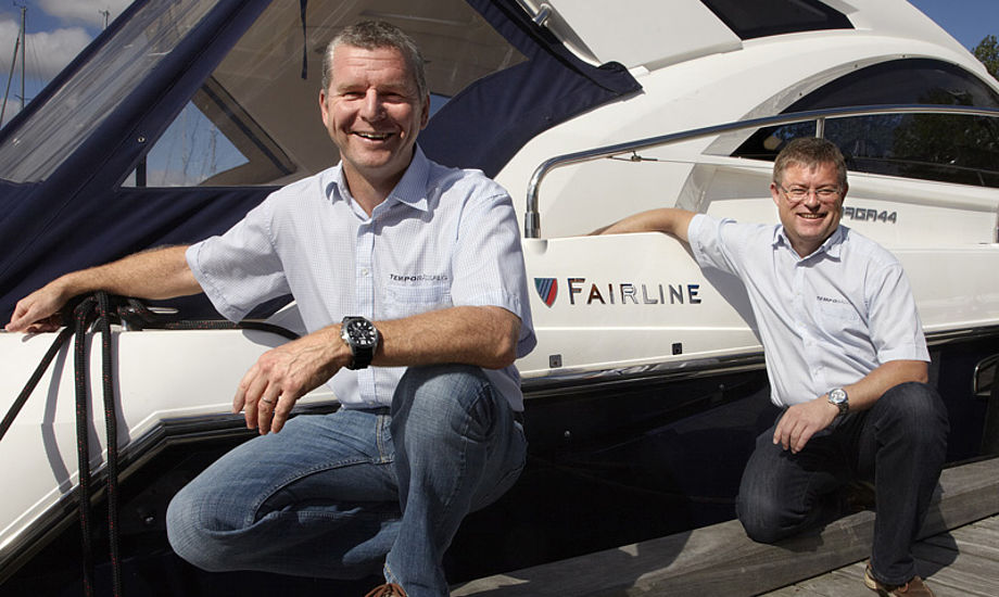Stewart Moeliker-Twigg (tv.) og Henrik Jørgensen solgte på blot én uge to Fairline Squadron motoryachts.