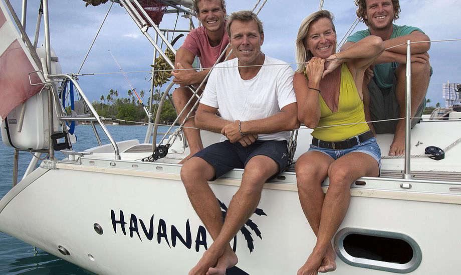 Familien Beha, med undtagelse af lillebror Alfred, er her samlet på 'Havana', en Jeanneau Sun Odyssey 51. Foto: Hannelore Dörner/TV 2