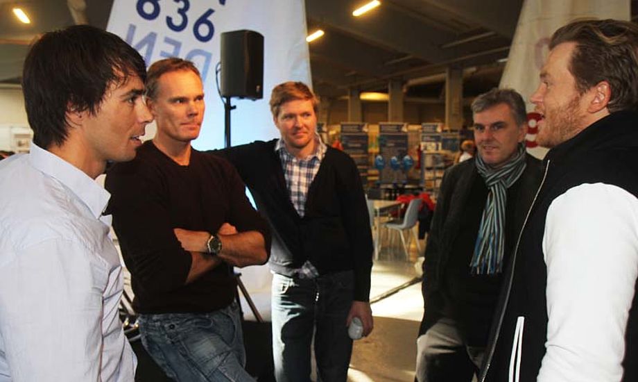 Fra venstre: Kamp, Halkier, Hestbæk og Høgh-Christensen taler om hvor meget mediebåde må genere dem på banen. Foto: Troels Lykke