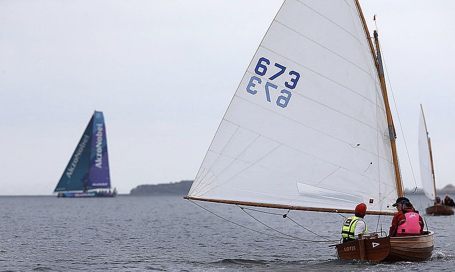 Også besøgende på AkzoNobels VO65'er, der i øjeblikket er på visit i Tuborg Havn, kunne følge sejladserne. Foto: Per Heegaard