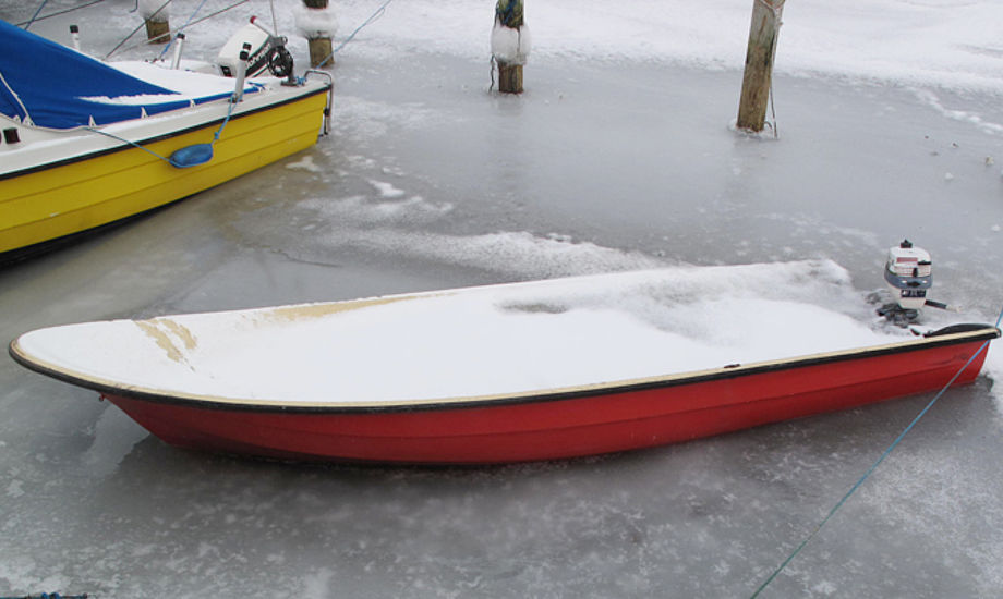 Denne motorbåd lå noget nede i isen i Kastrup Lystbådehavn. Foto: Troels Lykke