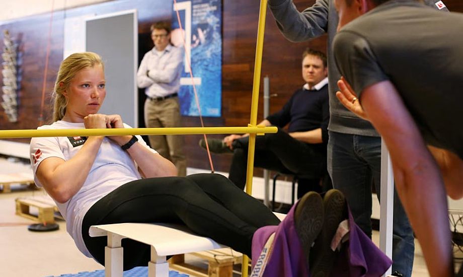 Anne-Marie Rindom tester hængeteknikken. Foto: Dansk Sejlunion