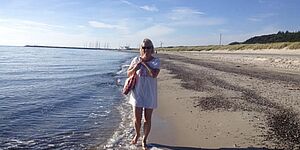 Anholt kan prale af meget børnevenlige strande. Også voksne kan dog nyde en strandtur, hvilket Lars Ibsens hustru her er bevis for. Foto: Lars Ibsen