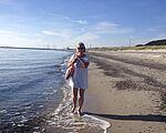 Anholt kan prale af meget børnevenlige strande. Også voksne kan dog nyde en strandtur, hvilket Lars Ibsens hustru her er bevis for. Foto: Lars Ibsen