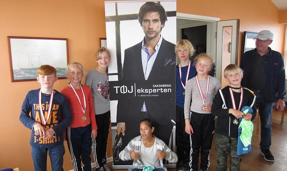 Ungdomssejlere og deres træner, Lynge Thang Jørgensen. Foto: Sakskøbing Bådelaug og Sejlklub