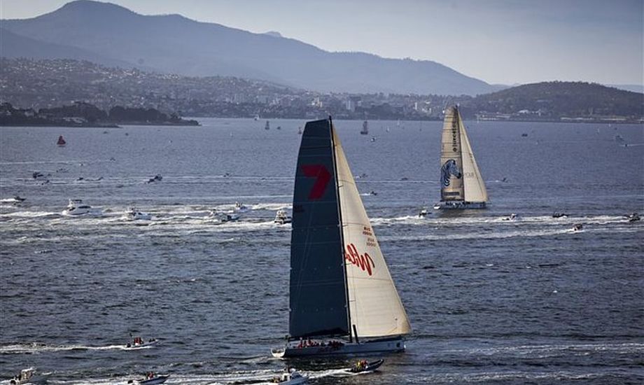 Båden der kom først i mål i årets Rolex Sydney - Hobart efter tæt, tæt finale før Hobart. Foto: Rolex