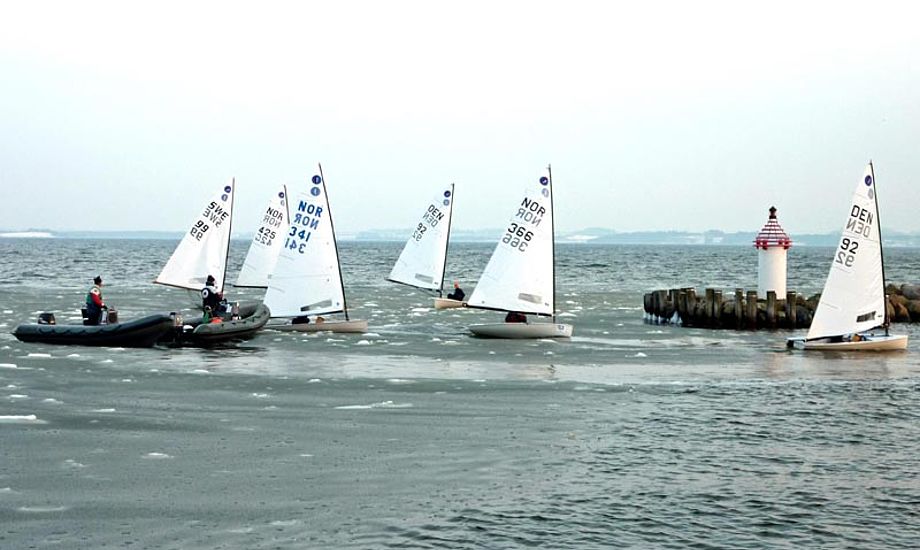 Jollerne måtte forcere grødisen i havnen, for at komme på vandet.