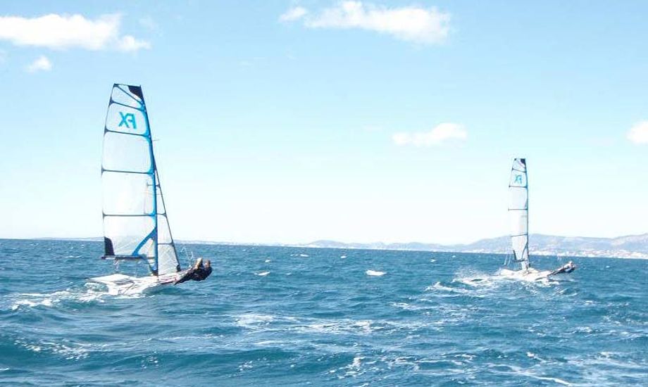 Nogle af de danske 49 FX kvinder træner lige nu på Mallorca. Foto: Pia Bay