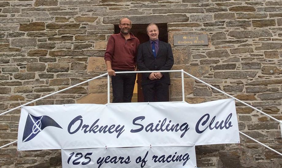 Erik og formanden for Orkney Sailing Club, David Bruce på trappen foran klubhuset. Fotos: Erik Venøbo