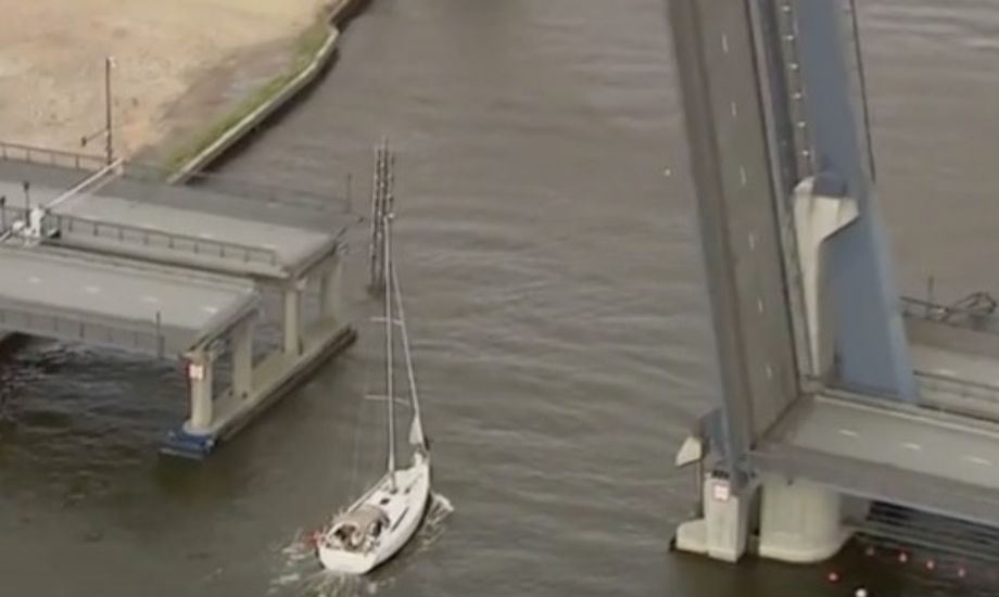 De norske sejlere passerede broen under stor mediebevågenhed. Foto: YouTube