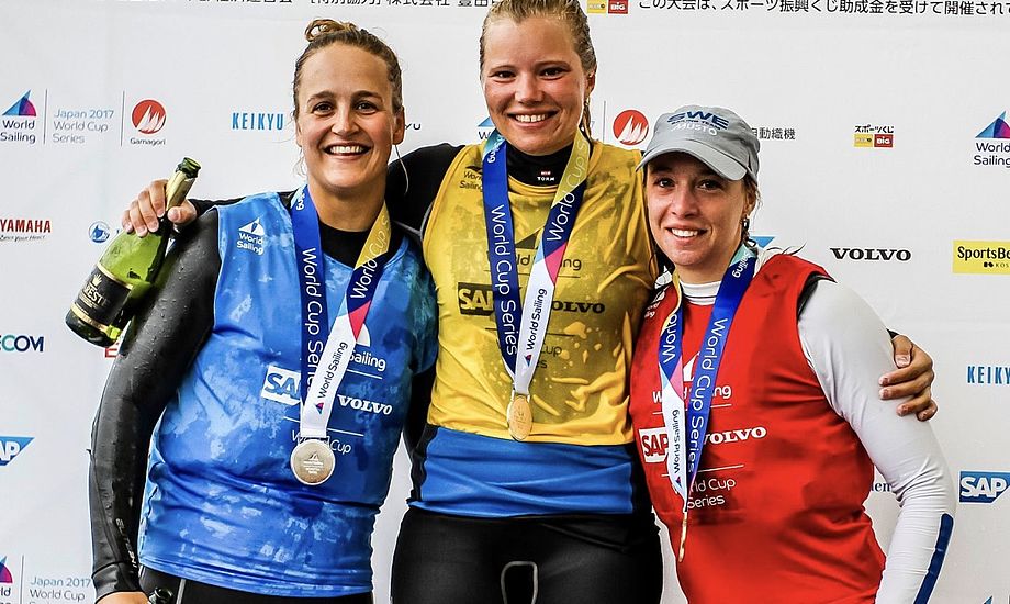 Anne-Marie Rindom ses her med sølvvinder Plasschaert  til højre samt vinder af bronzemedaljen, svenske Josefin Olsson. Foto: Sailing Energy