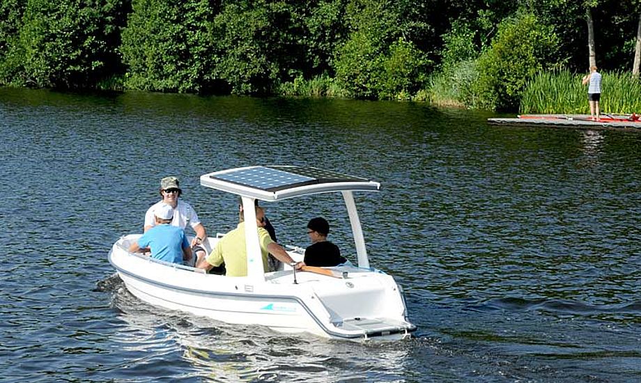 Hverken dyreliv eller søens andre gæster generes af en soldreven båd.