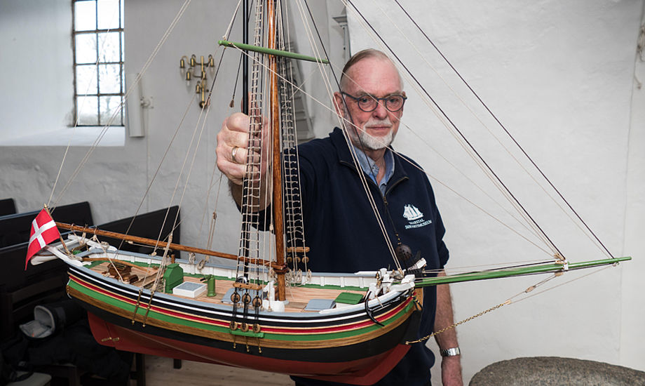 Modelskibsbygger Fritz Jørgensen, Thurø, er klar til at prøveophænge det nybygegde kirkeskib i Kirkeby Kirke.