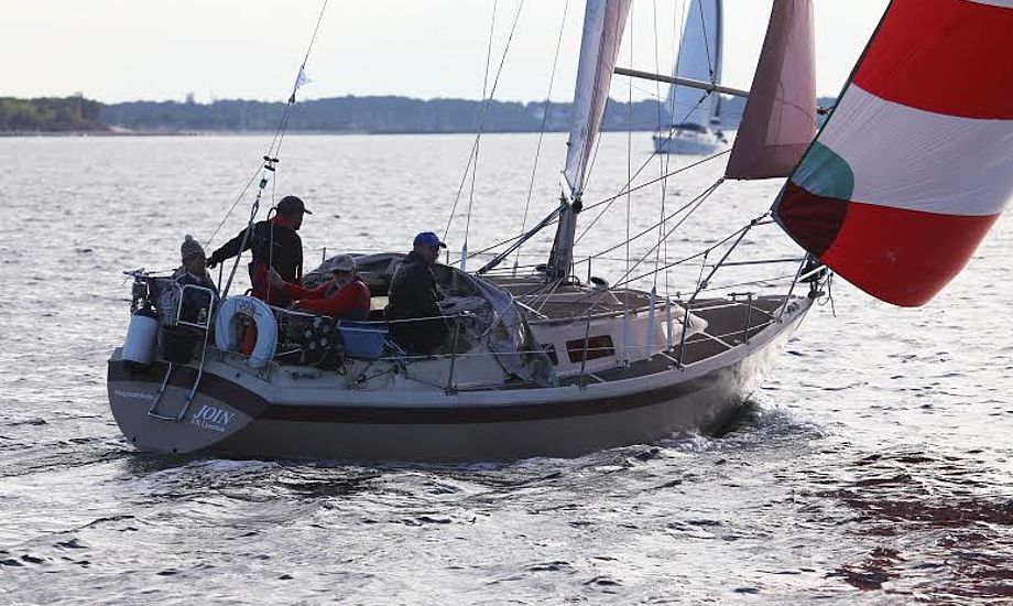 Svend Hillerup Hansen er her tilbage i båden på Sjælland Rundt 2014. Gasterne er Annie Thygesen Andersen, rorsmanden er Johannes Stenbak Andersen og fremme er Brian Holm.