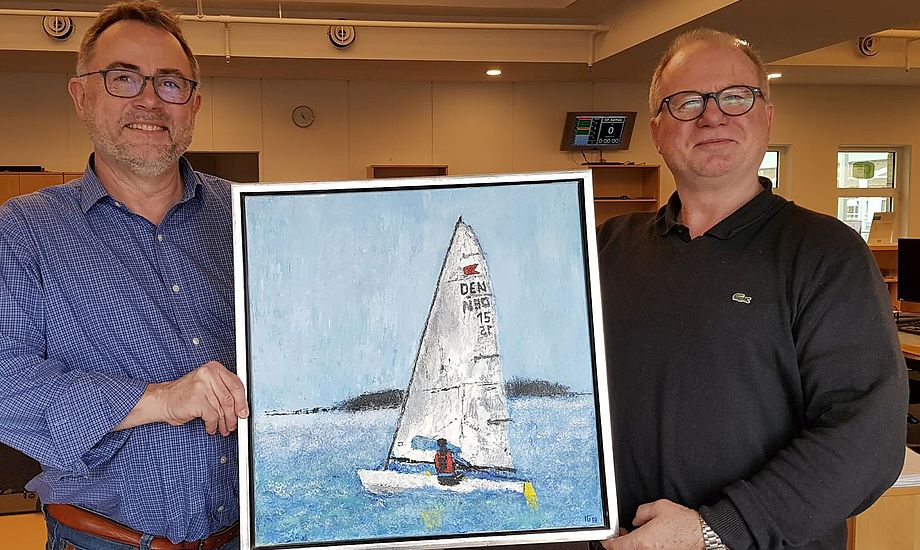Til venstre står Stig Frandsen, mens maleren Ingo Griem står til højre. Begge sejler OK-jolle i Kaløvig. Foto: Troels Lykke