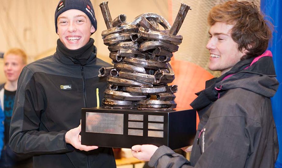 Vinderne af 29er-klassens rangliste 2012, Markus Nielsen og Frederik Just Melson, med klassens nye vandrepokal skabt af Lone Kirketerp. Foto: Mogens Hansen