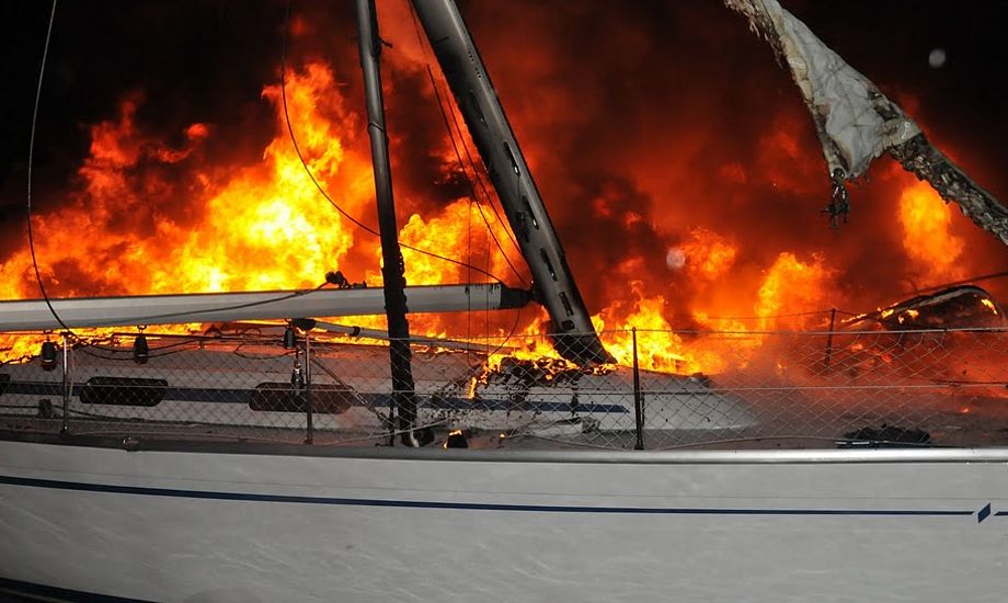 Bavaria-sejlbåd brænder her i Ishøj Havn i dag. Der er skader for millioner. Foto: Michael Rosengaard, www.brand-ishoj.dk