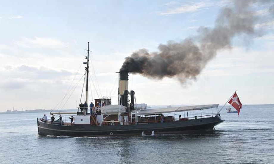Synet af røgsøjlen fra en ægte damper kan opleves rundt om Fyn og i en række fynske havne i næste måned, når den 104-årige s/s "Bjørn" fyrer op under kedlen.