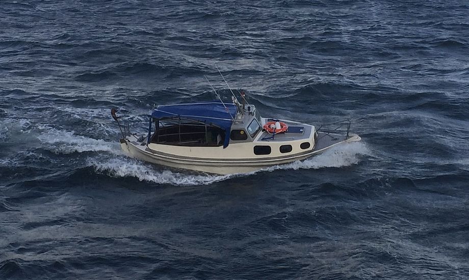 Sejleren formodes at være faldet over bord fra denne motorbåd. Foto: Forsvaret / Twitter