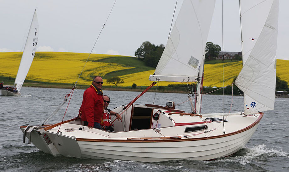 Henrik Kold sejler her med sin lille, Flemming, og Jens Thurøe i Kolding tidligere i år. Foto: Troels Lykke