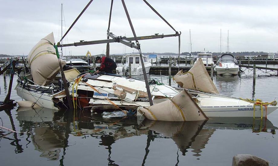 Omega 34 er snart fortid efter en flydebro slog hul i siden af båden, så den sank i Frederikssund.