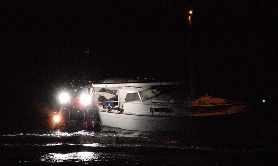 Sejleren fra Brøndby har forgæves forsøgt at kontakte sit forsikringsselskab og SOK for at få hjælp til at bjærge den 350.000 kroner dyre båd. Foto:alarm112danmark.dk