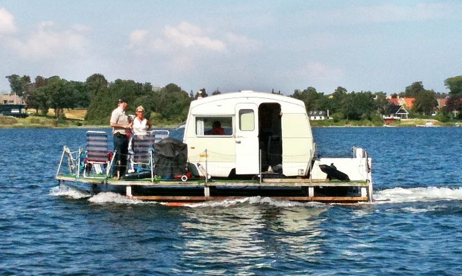 Med den våde sommer vi har haft, er en flydende campingvogn måske et godt alternativ til en båd. Foto: Bo Hold