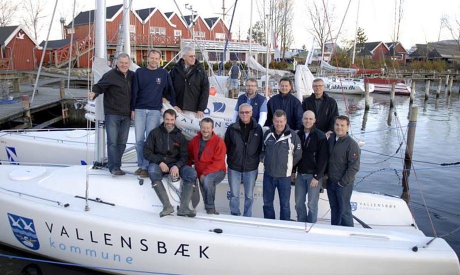 Jørgen Tjellesen længst til venstre sammen med et udsnit af de VSK-sejlere, der sæsonen igennem sørger for, at Sejladscenterets kunder får en god sejlads.