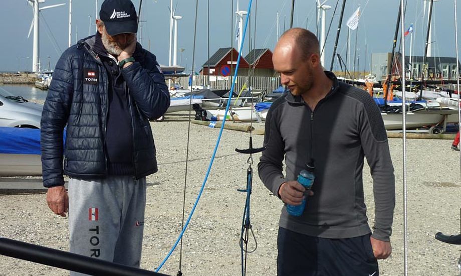 Allan Nørregaard og træner Finn ”Beton” tjekker Nacra 17 ud til stævne i Bønnerup. Foto: Katrine Bertelsen