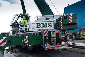 En muskuløs BMS-mobilkran og to ledsagevogne var på Miljøstyrelsens regning kørt til Svendborg, da miljøskibene skulle op. Hvert skib vejer 44 ton, fortalte kranføreren. Foto: Søren Stidsholt Nielsen