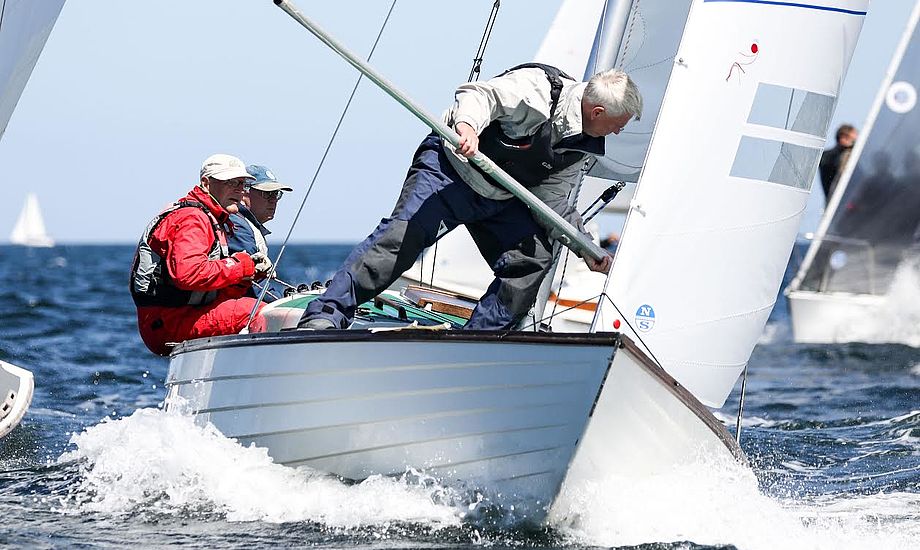 Det er femte gang, at Folkebådssejler Per Jørgensen og besætning vinder i Kiel. Foto: segel-bilder.de