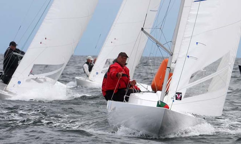 Thomas Müller og besætning runder først i anden sejlads, mens Jens Christensen halser lige efter. Foto: Troels Lykke