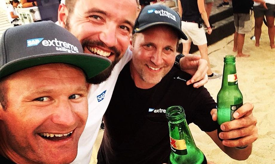 Rasmus Køstner, Milan Černý og Jes Gram-Hansen tager en fortjent øl i Mexico efter samlet sejr i Extreme Sailing Series. Privatfoto