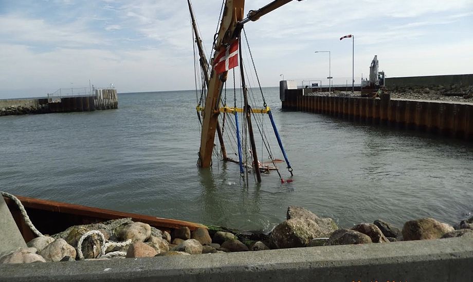 Efter en mislykket bugsering endte ”Skibet” på bunden af Spodsbjerg Havn i 2014. Der gik hul på skroget, da ”Skibet” blev slynget af bølgerne mod kajkanten. Foto: Lise Seidelin