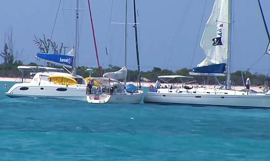 Det er i alt fald en god ide at tage sejlene ned, før ankeret kastes. Foto fra video.