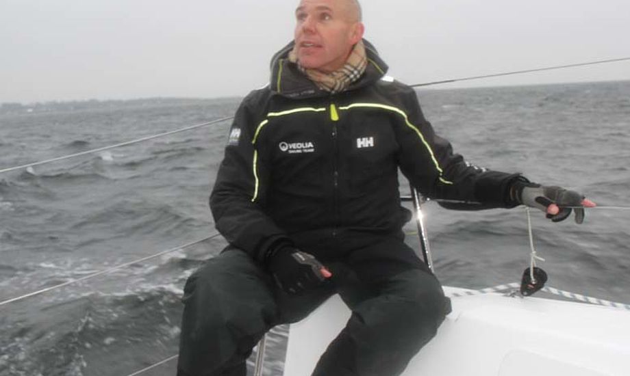 Hans Viggaard er stærkt imod ny afgift, der vil resulterer i mindre arbejde til den danske bådbranche. Her er han på en Xp 33 forleden. Foto: Troels Lykke