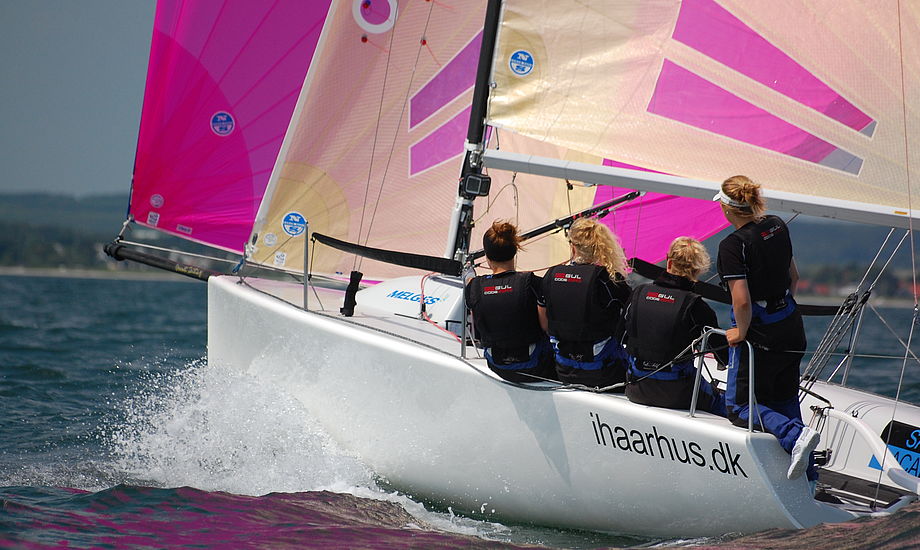 Pigerne går meget op i at vise at de er et rigtigt kvinde team derfor sejler de med pink spiler. Foto: Rasmus Antoft