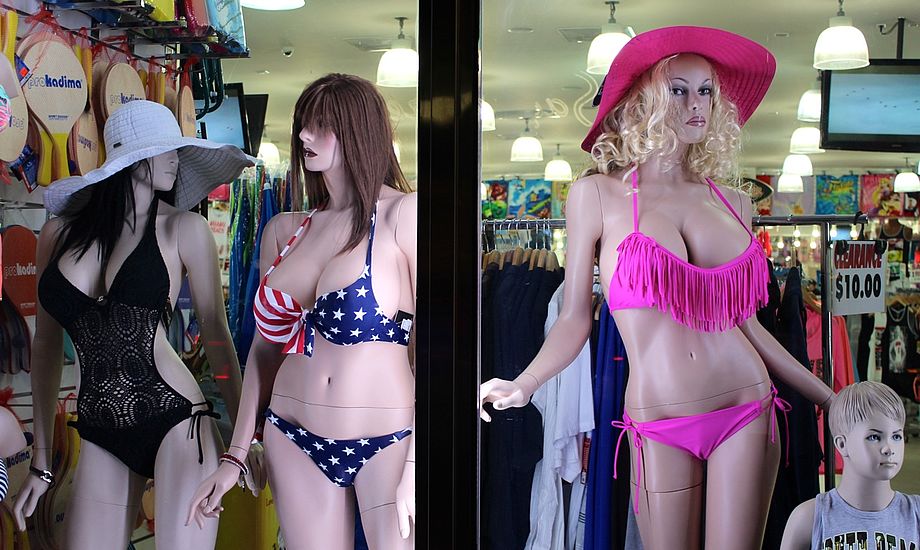 Alt er ”bigger and better” i USA. Selv mannequinerne i en tøjforretning har større bryster!