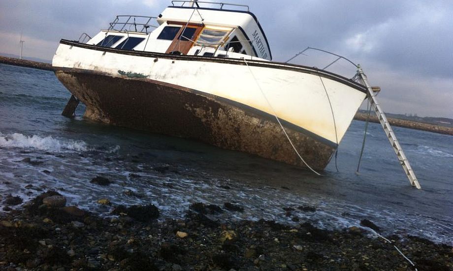Motorbåd ligger på revet ved indsejlingen til Øer Havn. Foto: Dorthe Lemming